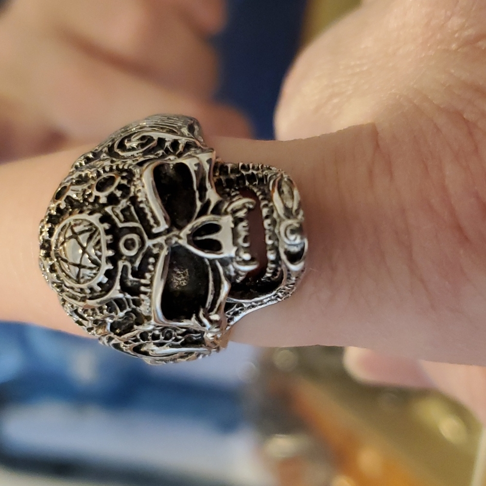 Skull ring